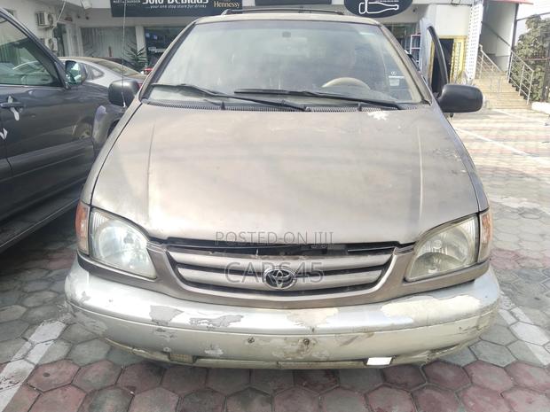 Toyota Sienna 1999 Silver
