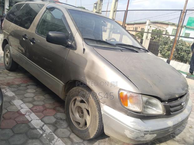 Toyota Sienna 1999 Silver
