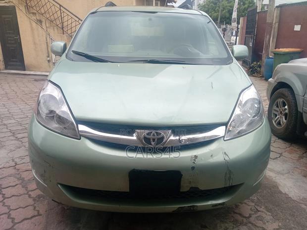 Toyota Sienna 2009 Green