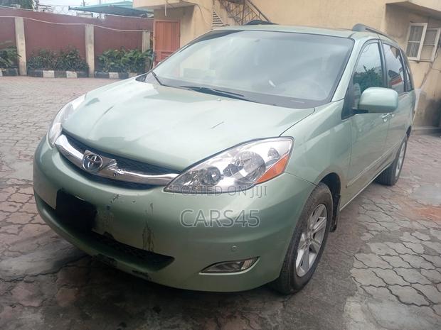 Toyota Sienna 2009 Green