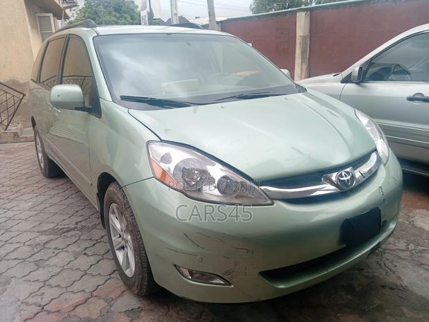 Toyota Sienna 2009 Green