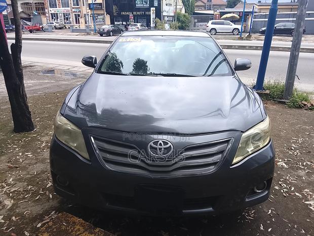 Toyota Camry Base 4dr Sedan (2.5L 4cyl 6M) 2010 Gray