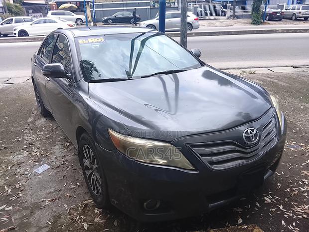 Toyota Camry Base 4dr Sedan (2.5L 4cyl 6M) 2010 Gray