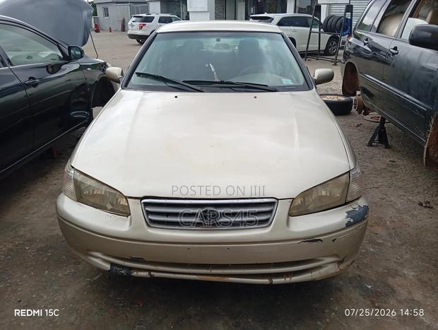 Toyota Camry 2000 Gold