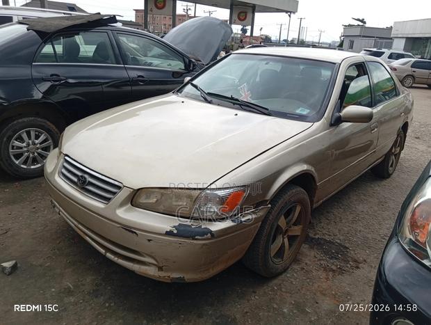 Toyota Camry 2000 Gold