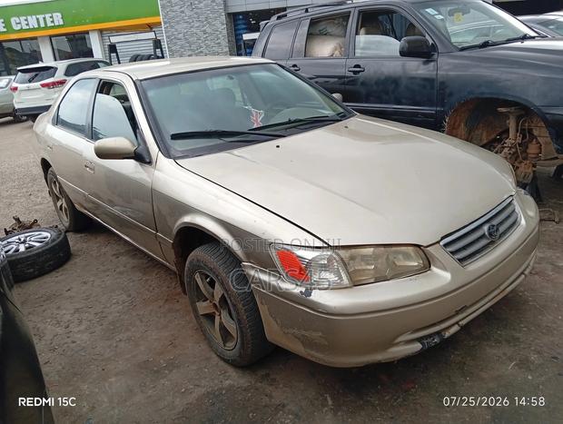 Toyota Camry 2000 Gold