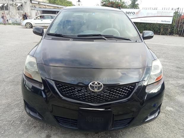 Toyota Yaris Base Hatchback 5dr 2011 Black