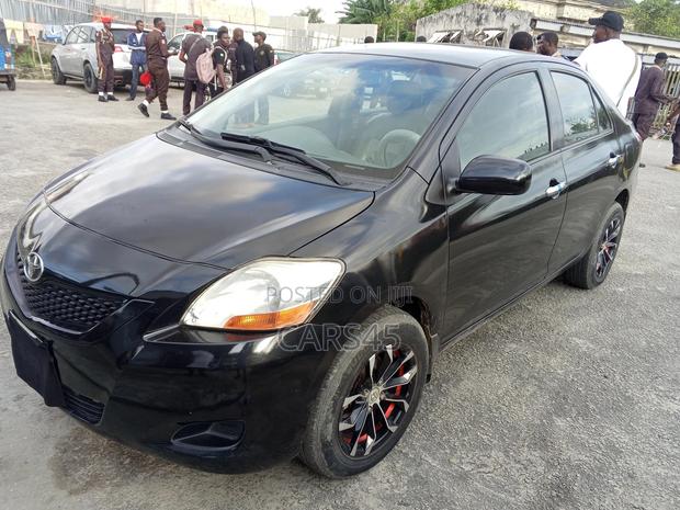 Toyota Yaris Base Hatchback 5dr 2011 Black
