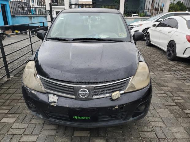 Nissan Versa 2011 Black