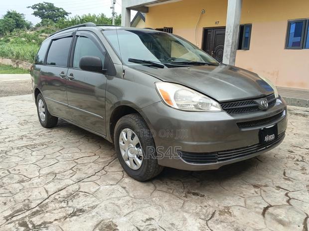 Toyota Sienna 2004 Gray