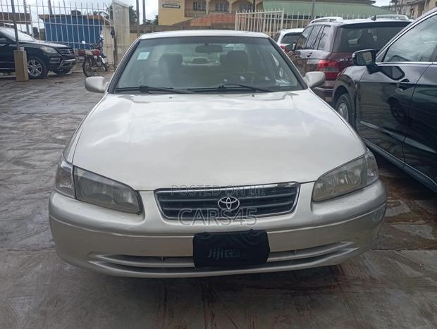 Toyota Camry 2001 Gold