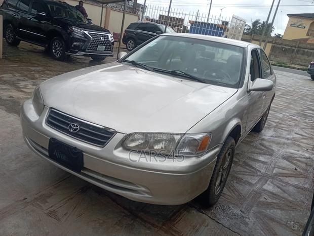 Toyota Camry 2001 Gold