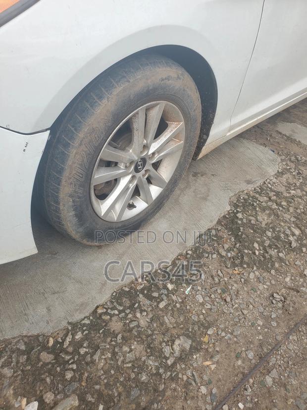 Hyundai Sonata Base Sedan FWD (2.4L 4cyl 6A) 2016 White
