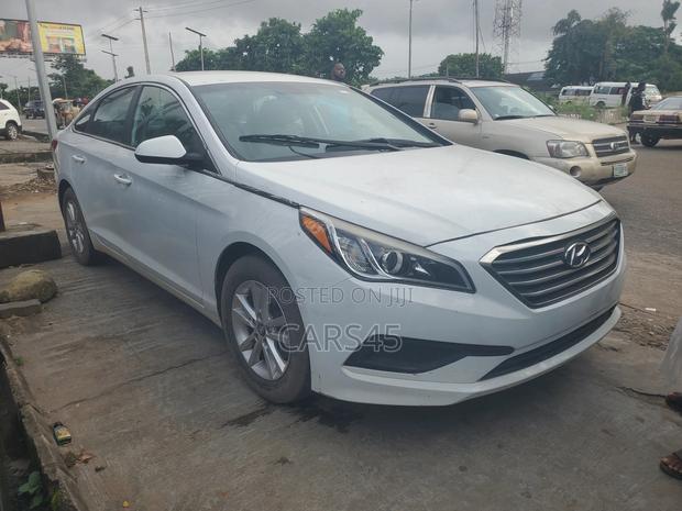 Hyundai Sonata Base Sedan FWD (2.4L 4cyl 6A) 2016 White