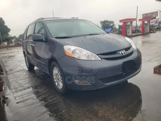 Toyota Sienna 2010 Gray
