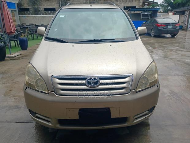 Toyota Avensis 2000 Gold