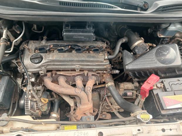 Toyota Avensis 2000 Gold