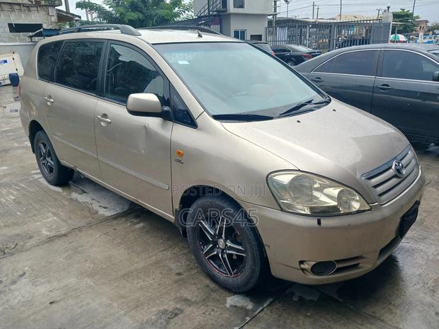 Toyota Avensis 2000 Gold