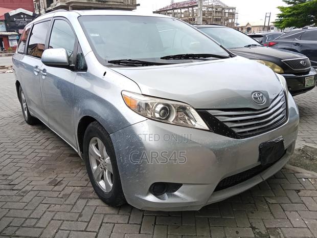 Toyota Sienna 2011 Silver