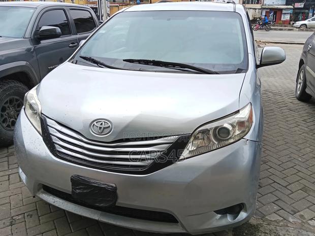 Toyota Sienna 2011 Silver