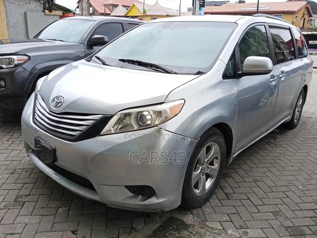 Toyota Sienna 2011 Silver
