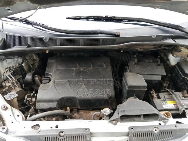 Toyota Sienna 2011 Silver