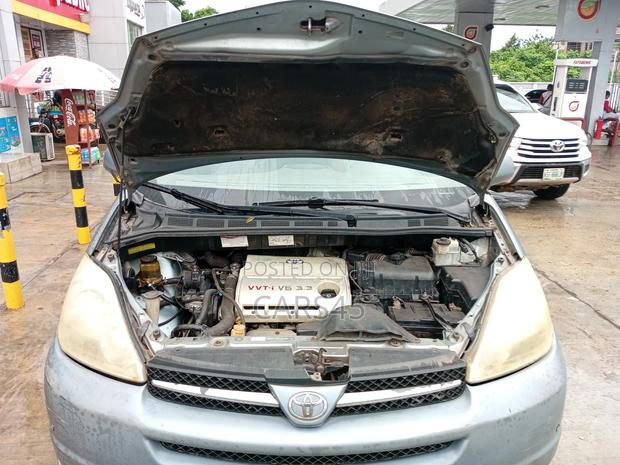 Toyota Sienna 2005 Blue
