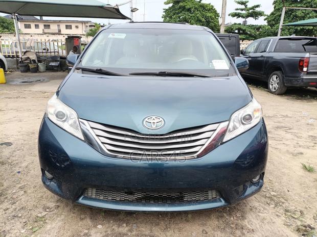Toyota Sienna 2012 Blue