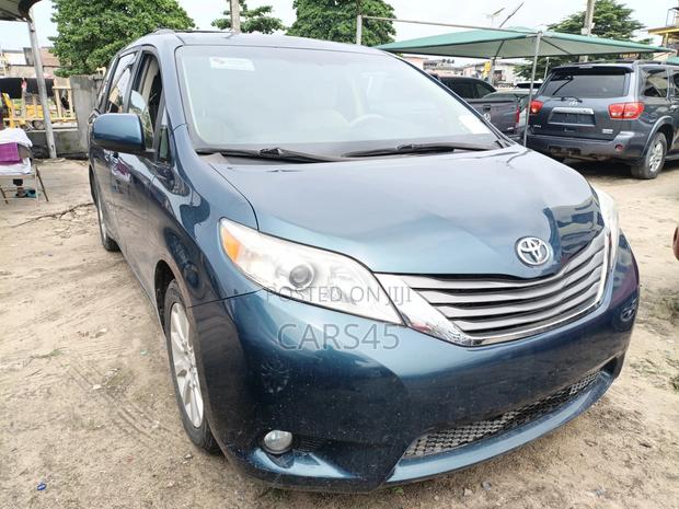 Toyota Sienna 2012 Blue