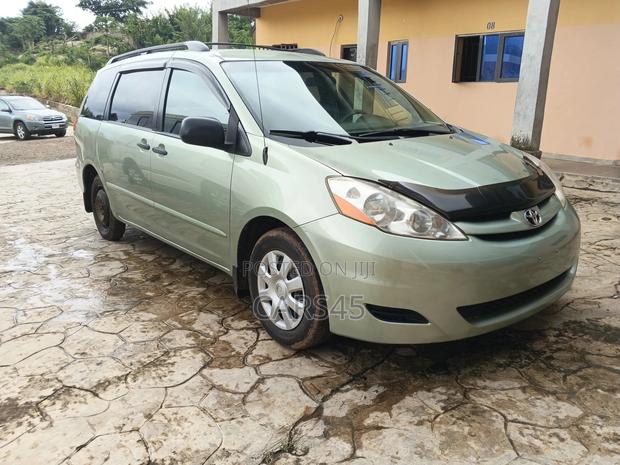 Toyota Sienna 2009 Green
