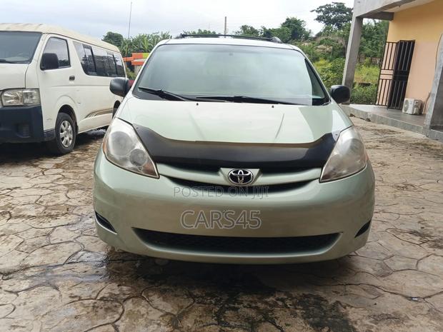 Toyota Sienna 2009 Green
