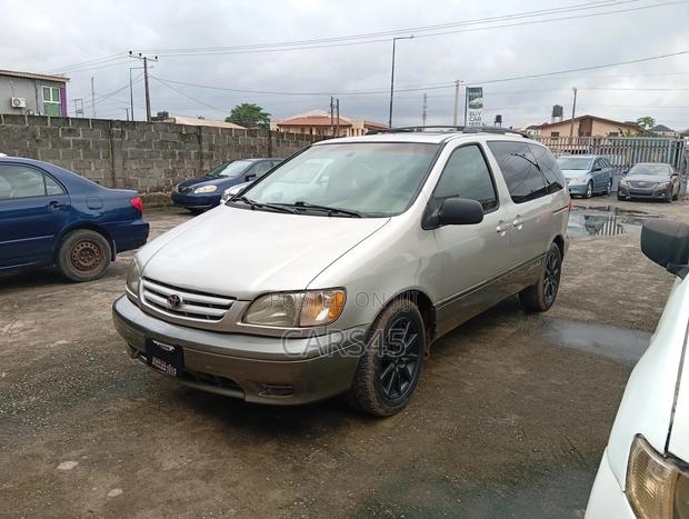 Toyota Sienna XLE 2001 Silver