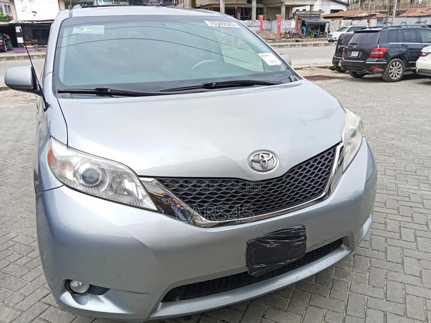 Toyota Sienna 2014 Silver