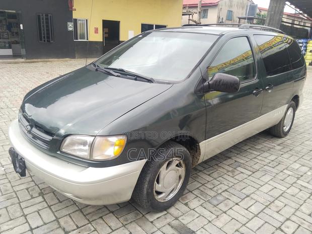 Toyota Sienna 1999 Green