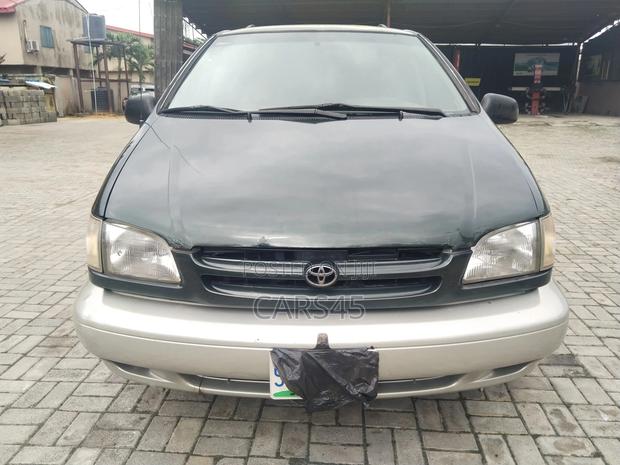 Toyota Sienna 1999 Green
