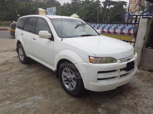 Isuzu Axiom 2004 White