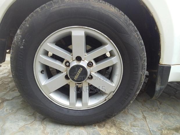 Isuzu Axiom 2004 White