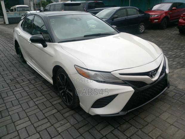 Toyota Camry XSE FWD (2.5L 4cyl 8AM) 2018 White