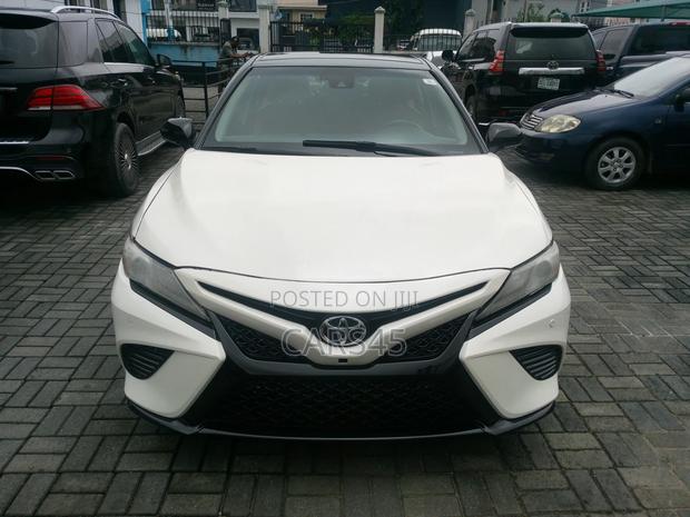 Toyota Camry XSE FWD (2.5L 4cyl 8AM) 2018 White