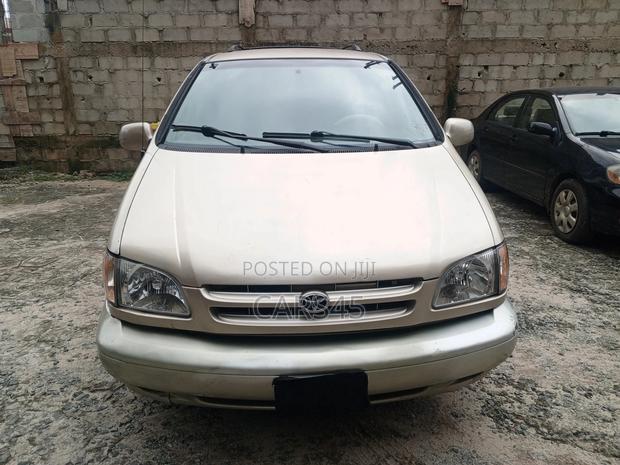 Toyota Sienna XLE & 1 hatch 2000 Gold