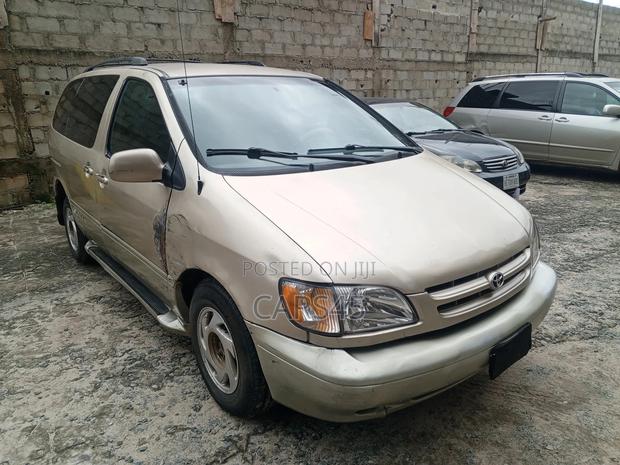 Toyota Sienna XLE & 1 hatch 2000 Gold