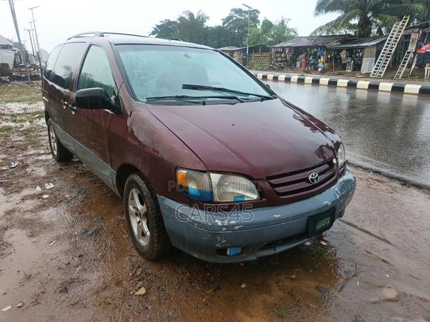 Toyota Sienna 2002 Red