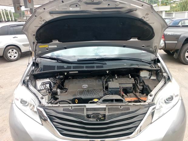Toyota Sienna 2011 Silver
