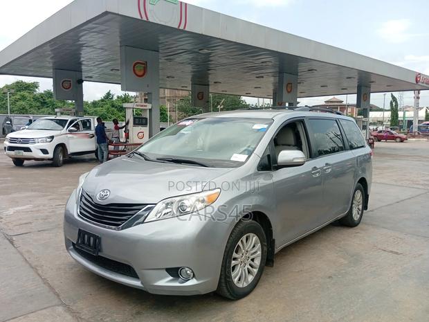 Toyota Sienna 2011 Silver