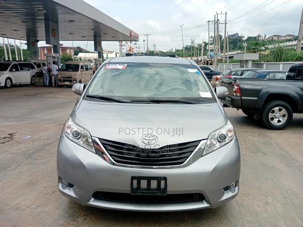 Toyota Sienna 2011 Silver