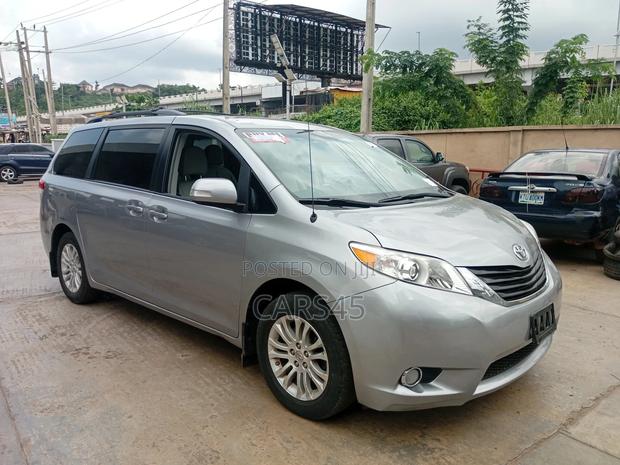Toyota Sienna 2011 Silver