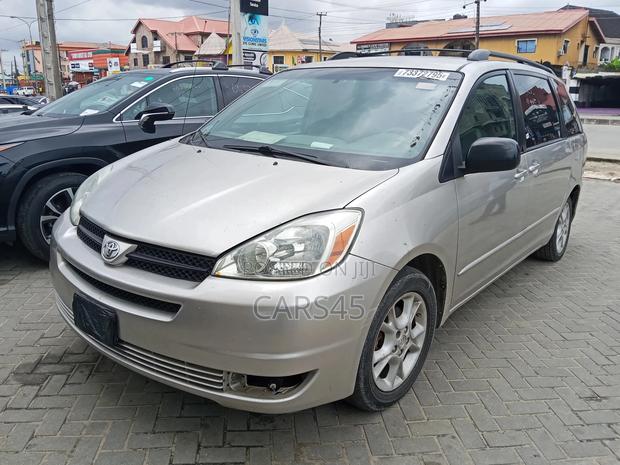 Toyota Sienna 2004 Silver