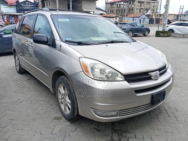 Toyota Sienna 2004 Silver