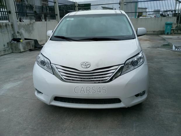 Toyota Sienna 2012 White