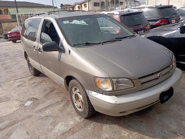 Toyota Sienna 1999 Brown